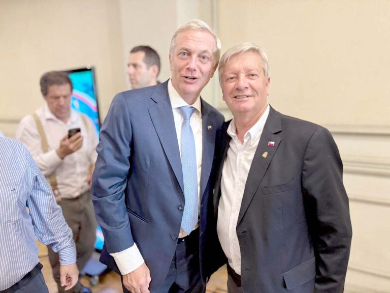 Alcalde de Curicó votó, esperó resultado en comando de Kast y celebró con el Presidente electo