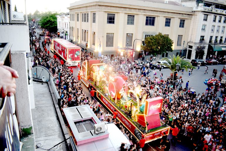 Multitudinario recibimiento tuvo en Talca Caravana Navideña