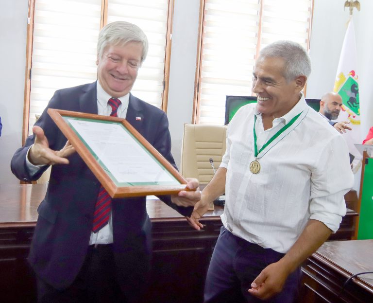 Emociones y aplausos: Raúl Narváez nuevo Hijo Ilustre