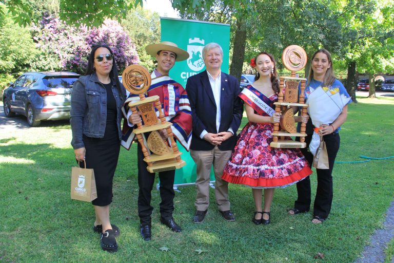 Brindan reconocimiento a ganadores de campeonato de cueca