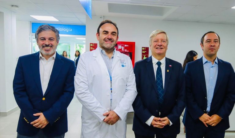 Ángel Vargas, gerente general corporativo de Achs Salud; Gonzalo García, director de la Clínica Curicó; George Bordachar, alcalde de Curicó; Juan Ignacio Zerené, gerente general de la Clínica Curicó Achs Salud.