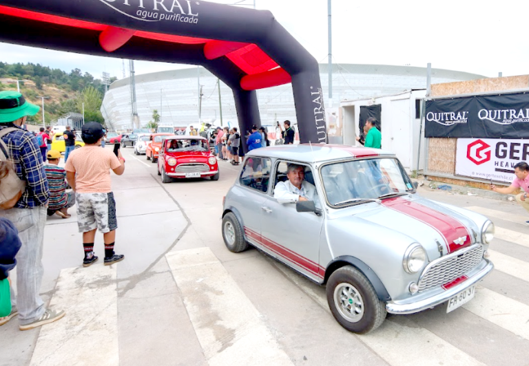 Raid de autos antiguos llenó de colores ruta costera maulina