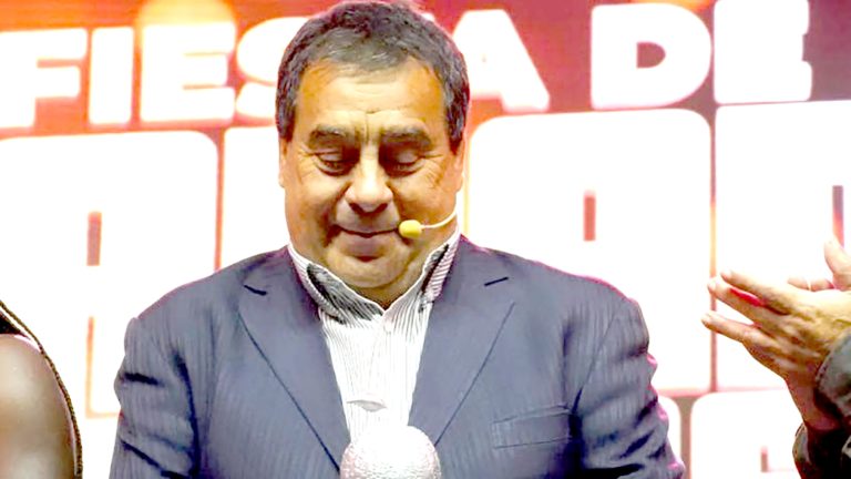 Dino Gordillo responde denuncias por besar a una menor mientras municipios de Yerbas  Buenas y Pichilemu lo dejan fuera de sus festivales