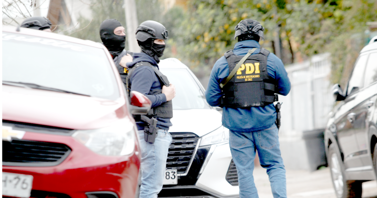 Seis delincuentes  protagonizan violento  portonazo que deja a  chofer gravemente herido y le roban su automóvil