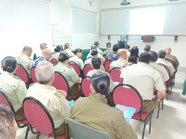 Ofrecen charla a Carabineros sobre acceso a la salud