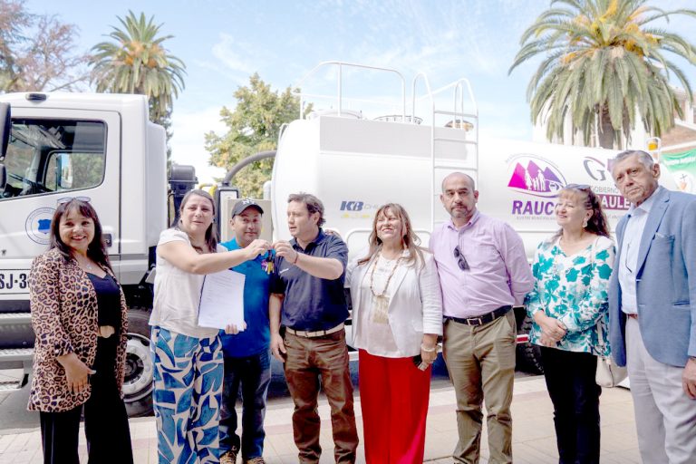 Entregan camión limpiafosas para vecinos de Rauco