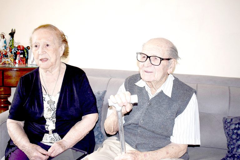 Pareja de adultos mayores de constitución Que viven en talca llevan 78 años de casados