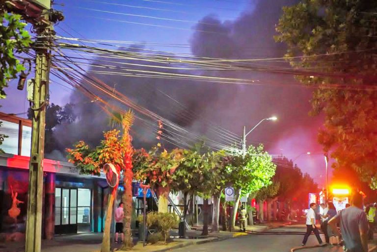 Incendio estructural destruye dos viviendas y una bodega  en San Clemente: seis lesionados y un damnificado
