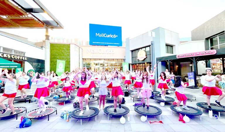 Con gran energía se vivió la clase  temática “Jump Cupido” en Mall Curicó