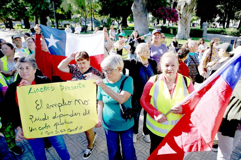 Trabajadoras beneficiarias del Programa de Empleo  protestan en el frontis de  la Gobernación Regional