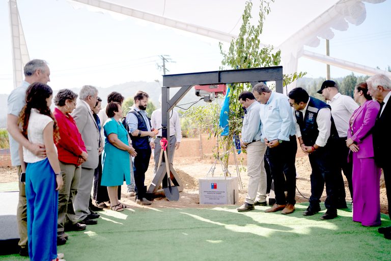 Presidente participó en colocación de simbólica  “primera piedra” de nuevo Hospital de Licantén