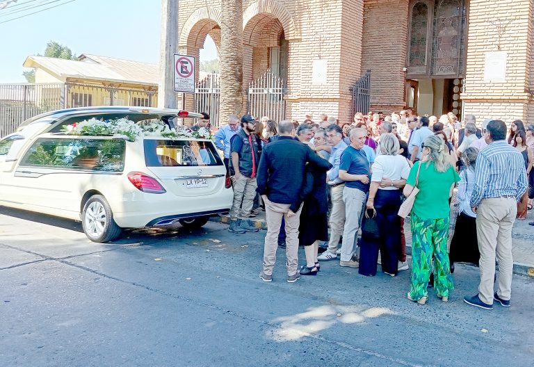 Masiva concurrencia  de ex alumnos para  despedir a su apreciado profesor Luis Cancino
