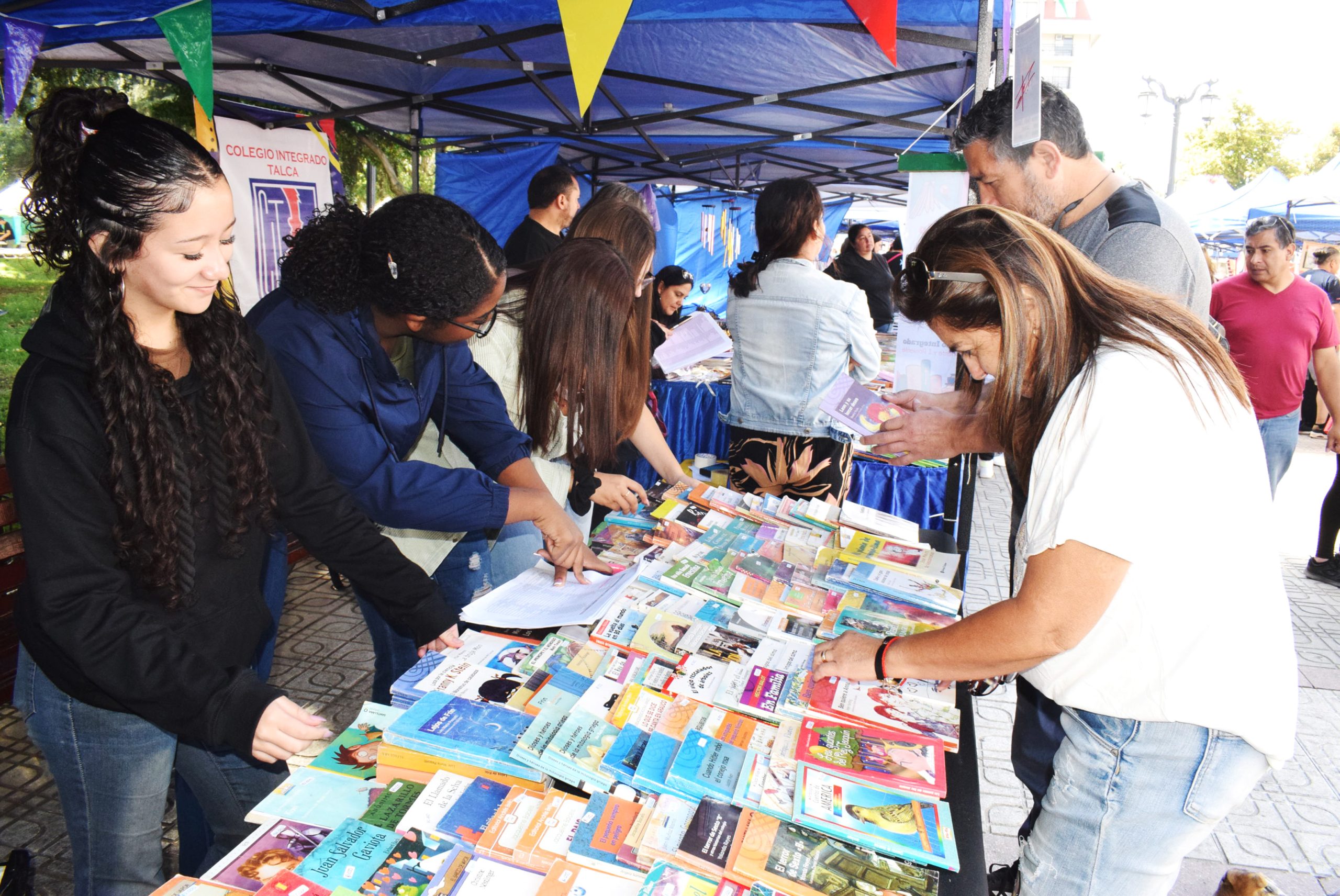Nueva edición de la Feria del Libro Usado se situó en la Plaza de Armas de Talca este fin de semana - Diario La Prensa