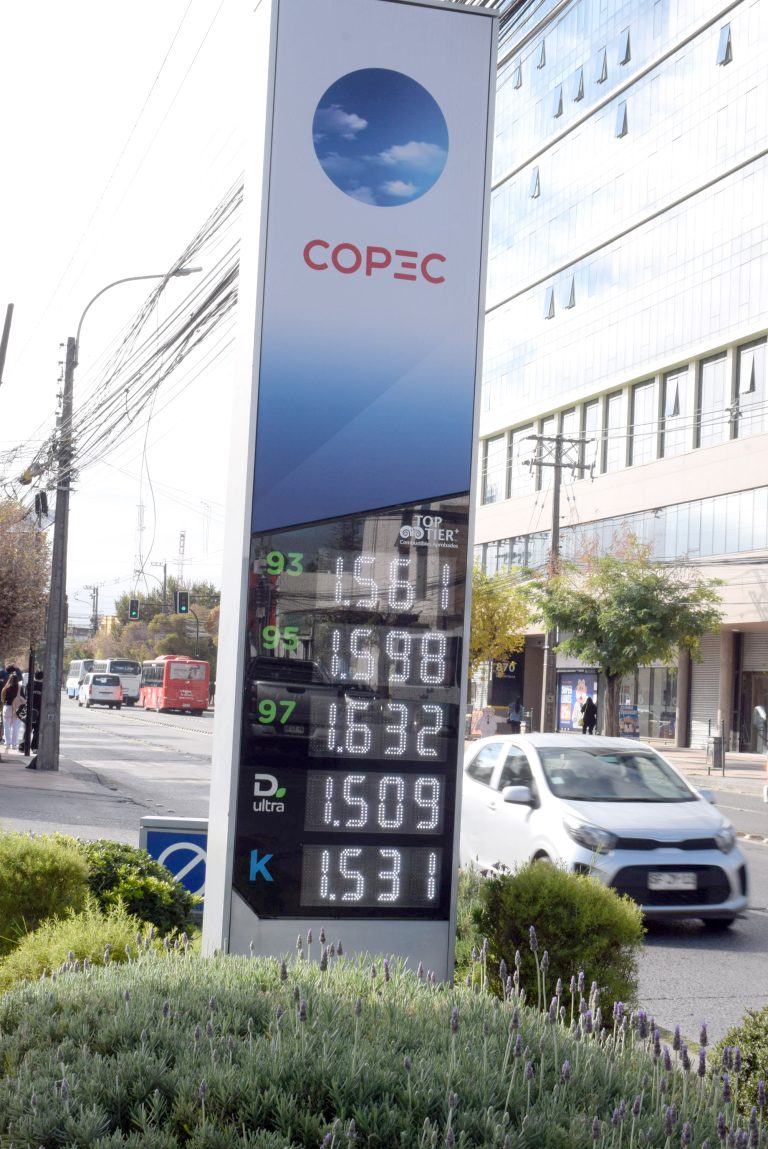 Bencineras desiertas  tras hacerse efectivo aumento en el precio  de los combustibles