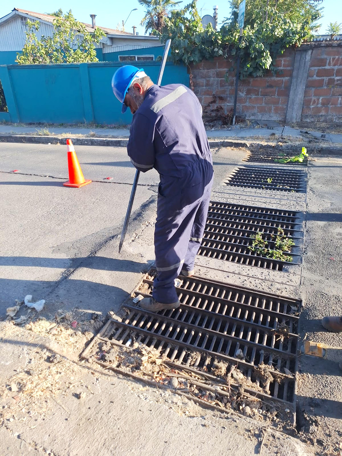 Realizan trabajos de limpieza en canales por sistema frontal - Diario La Prensa